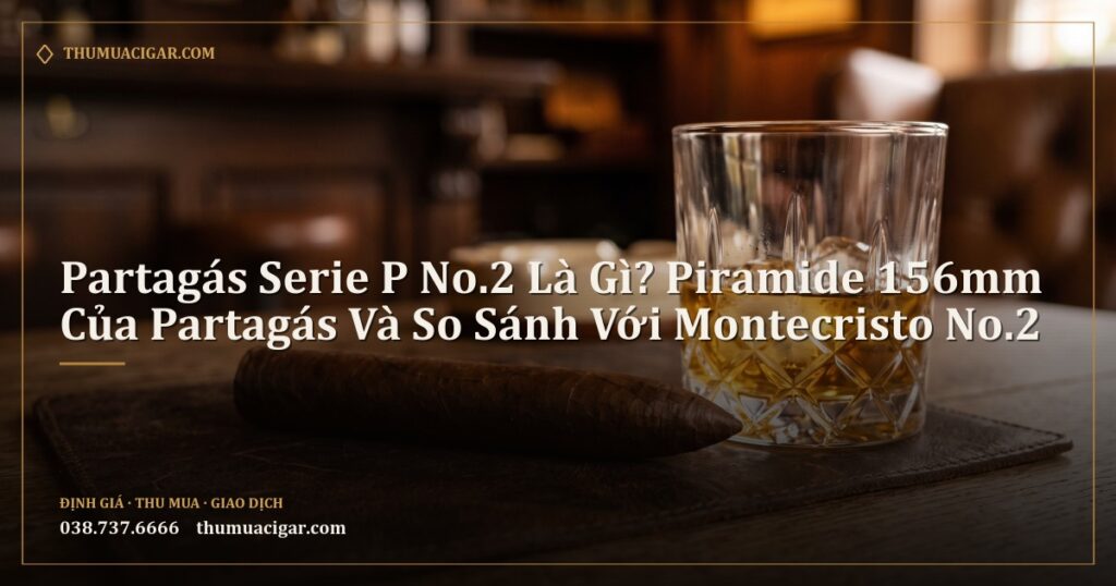 Điếu xì gà dáng kim tự tháp trên tấm da cạnh ly whisky