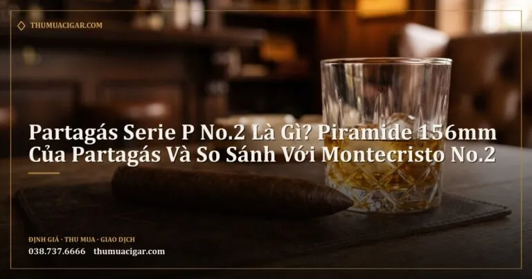 Điếu xì gà dáng kim tự tháp trên tấm da cạnh ly whisky