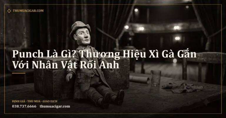 Rối tay gỗ cổ kiểu châu Âu đặt cạnh hộp xì gà trong rạp hát nhỏ