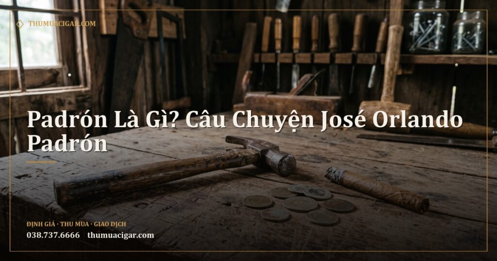 Búa nhỏ, đồng xu và điếu xì gà đặt trên bàn xưởng mộc giản dị